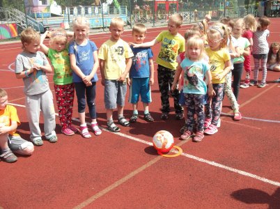 Dzieci podczas zabaw na boisku